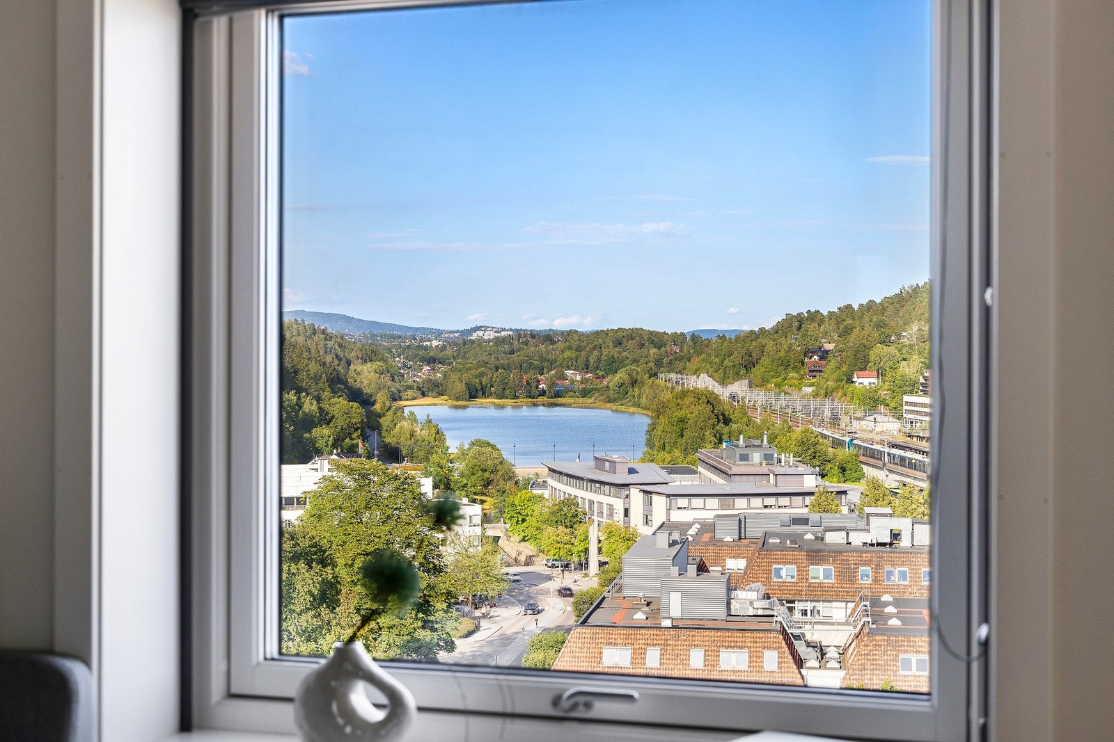 Utsikt fra soverom mot Engervannet Galleribilde