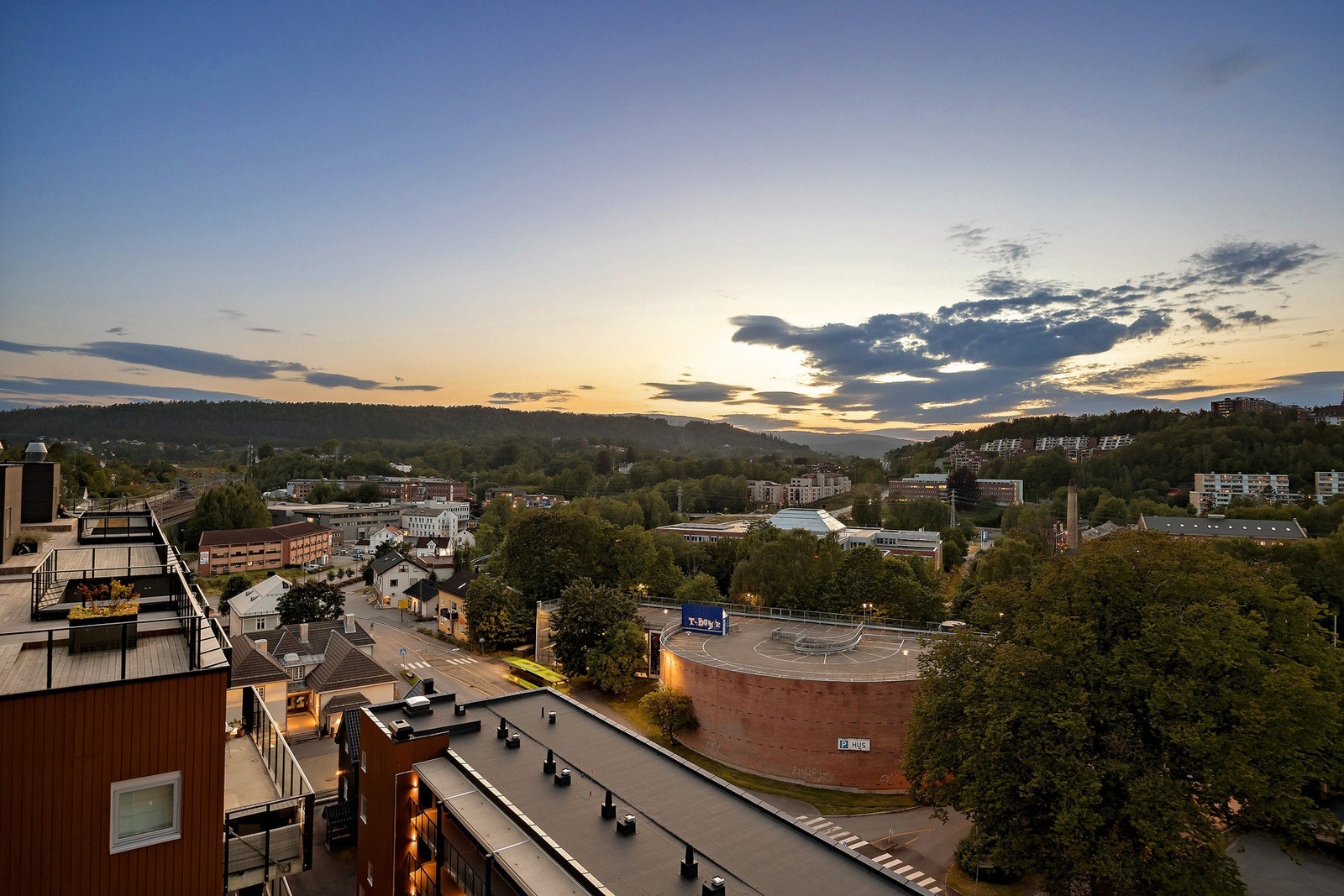 Det er topp solforhold, fra dag til kveld - utsikt retning Slependen/Vøyenenga med Hamangskogen til høyre Galleribilde