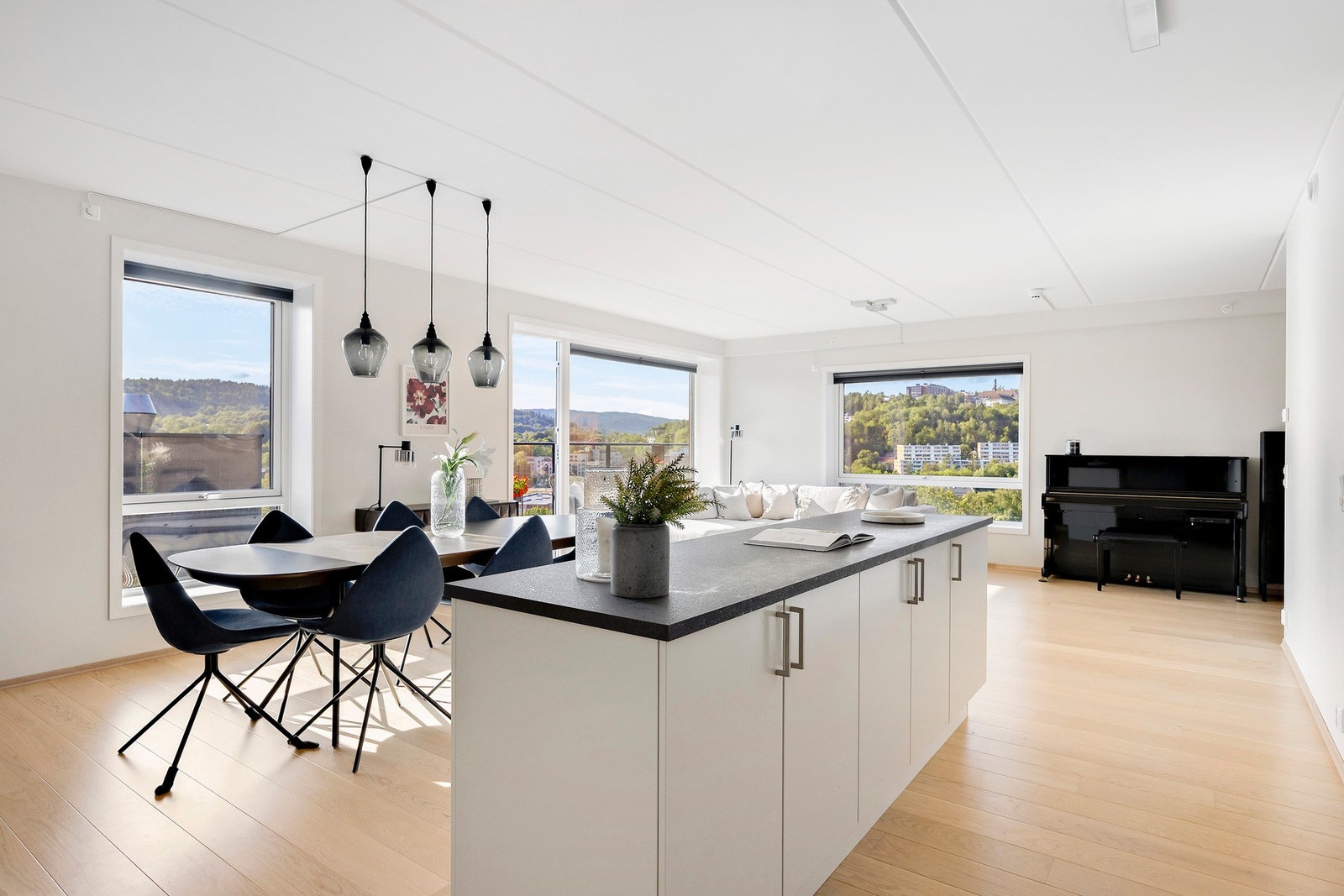 Åpen kjøkkenløsning med kjøkkenøy Galleribilde