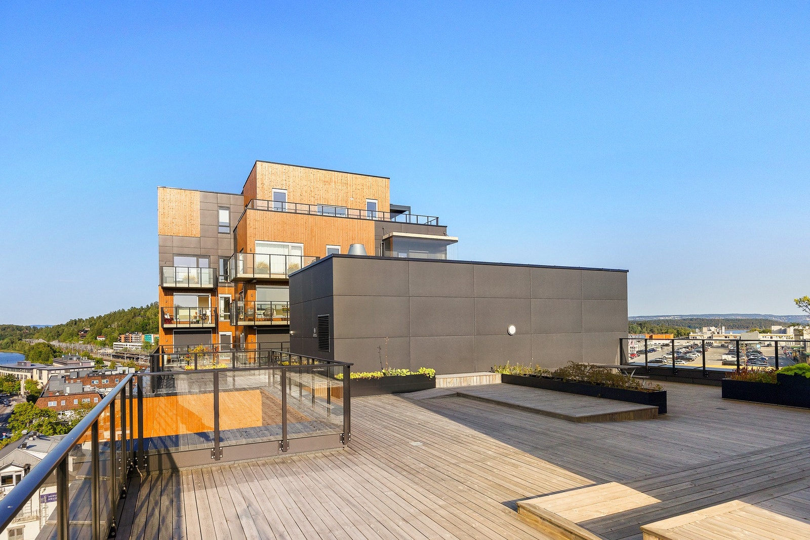 I tillegg til de to balkongene er det felles takterrasse for sameiet! Galleribilde