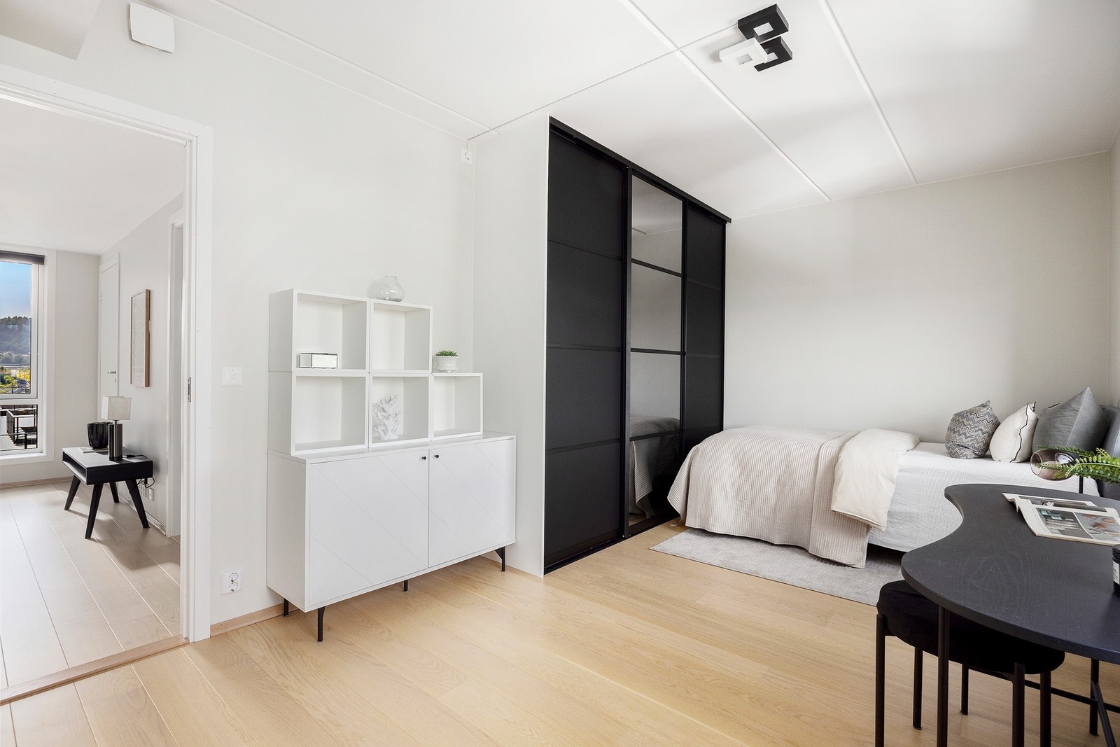 Hovedsoverom med garderobe og god plass til større seng Galleribilde