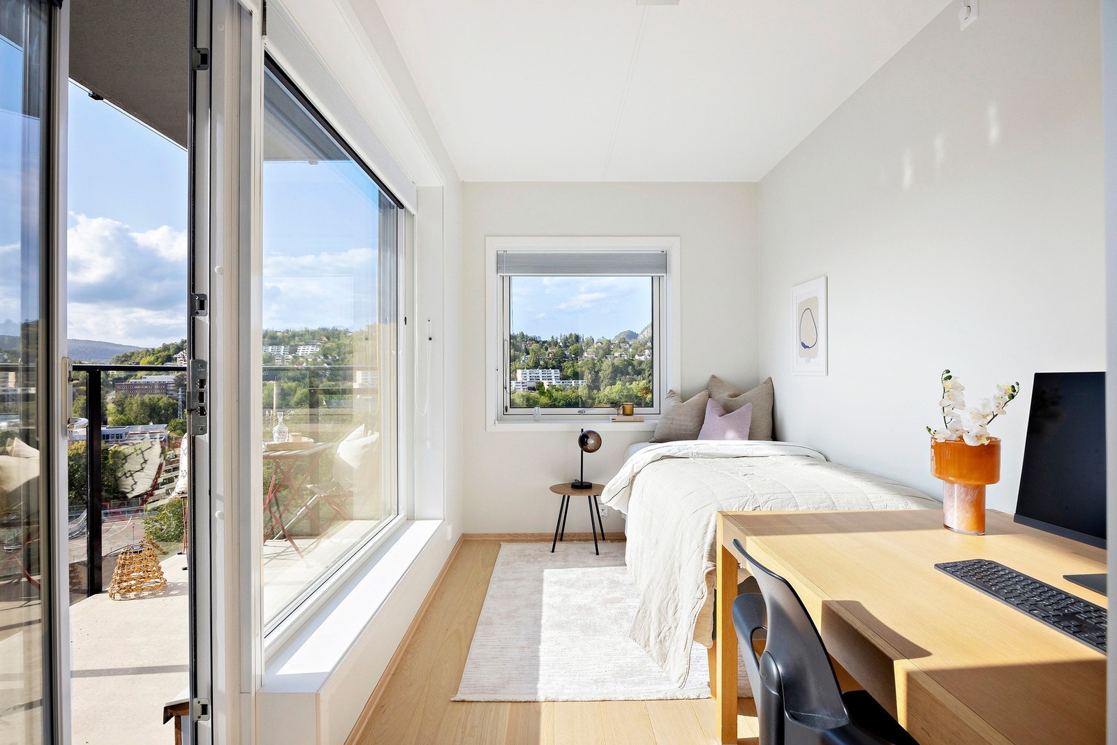 Soverom nr.3 med utgang til en av de to balkongene - dette kan innredes som kontor, bibliotek etc. Galleribilde