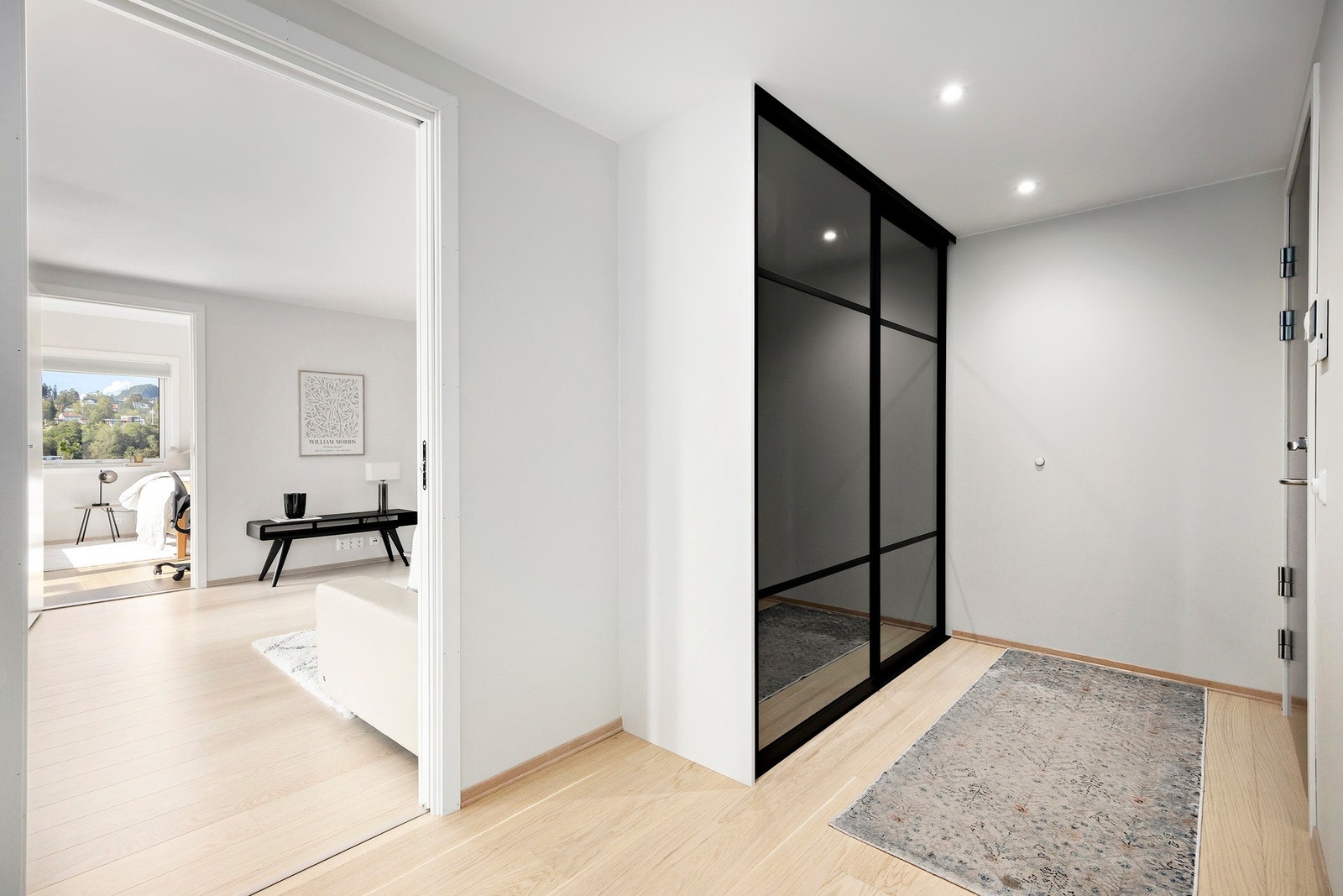 Praktisk entre med integrert garderobe Galleribilde