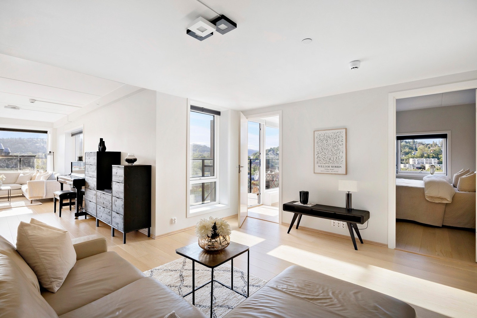 Gode store vinduer gjør leiligheten lys Galleribilde