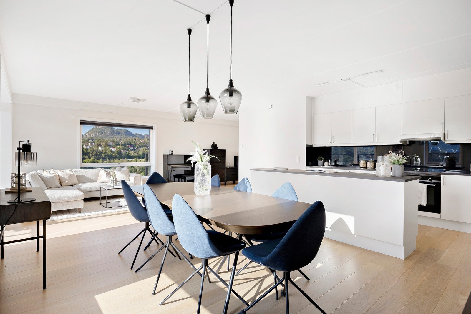 Et sosialt kjøkken, her møblert i kombinasjon med spisestue Galleribilde