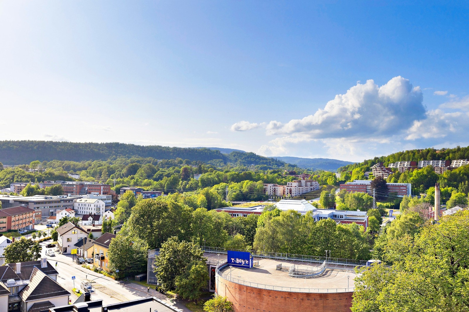 Det er topp solforhold, fra dag til kveld - utsikt retning Slependen/Vøyenenga med Hamangskogen til høyre Galleribilde