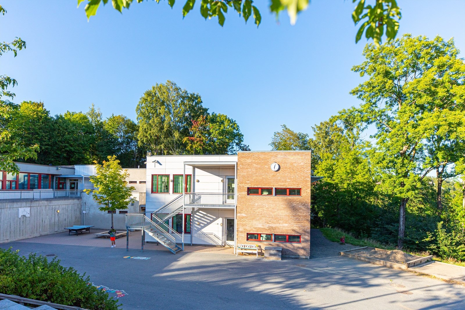 Området sogner til Vettre skole, en meget populær og god skole. Galleribilde