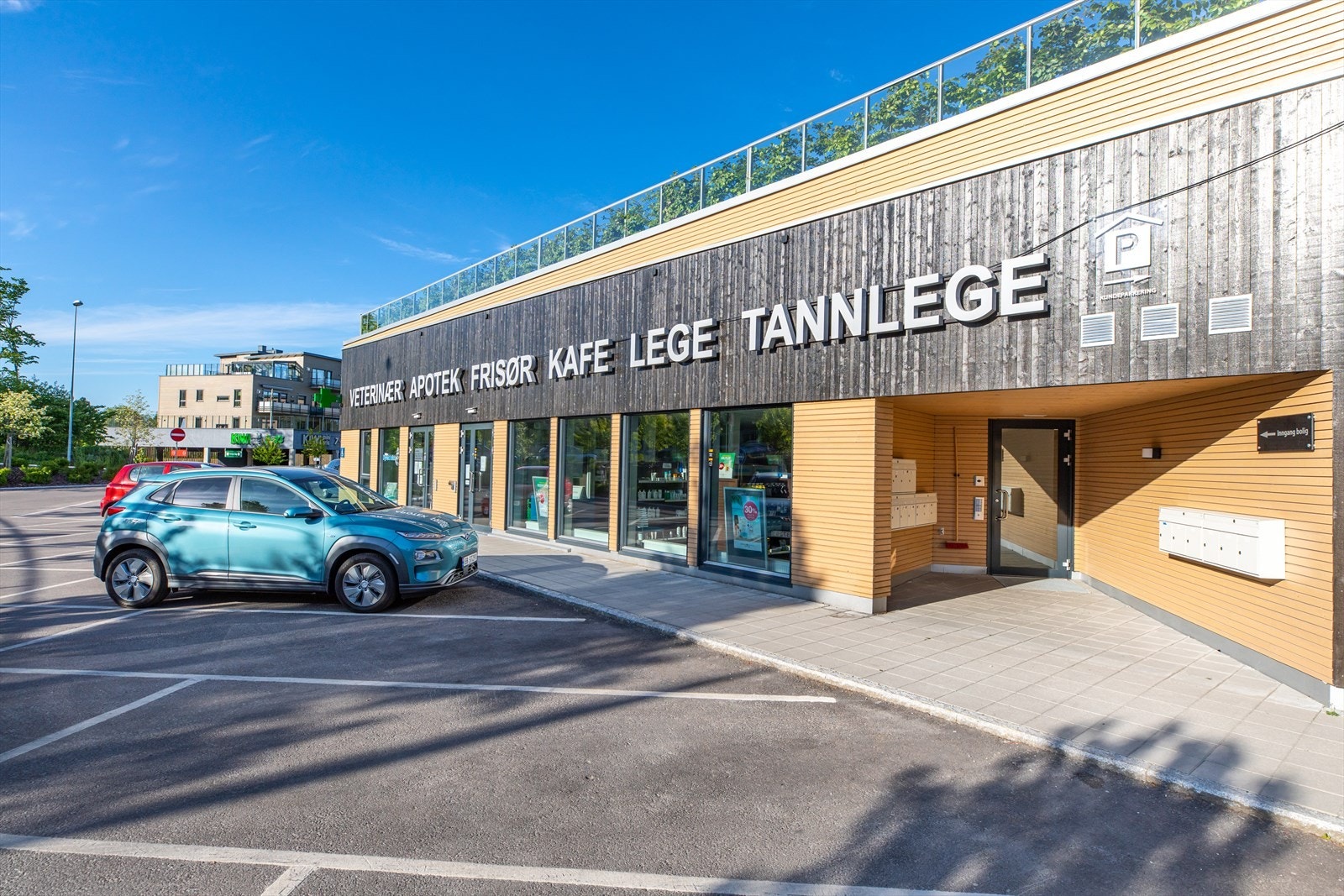 Nærsenter med bla blomsterbutikk, frisør, apotek, legekontor, tannlege og dyrlege. Galleribilde