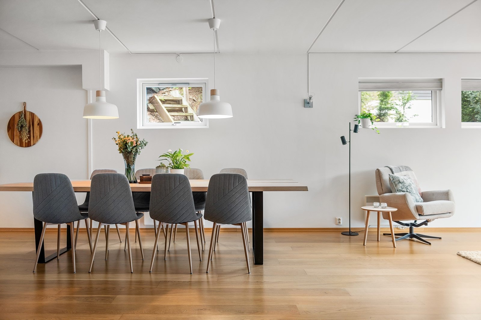 Vegg- og takoverflater er holdt i lyse og tidsriktige farger. Galleribilde