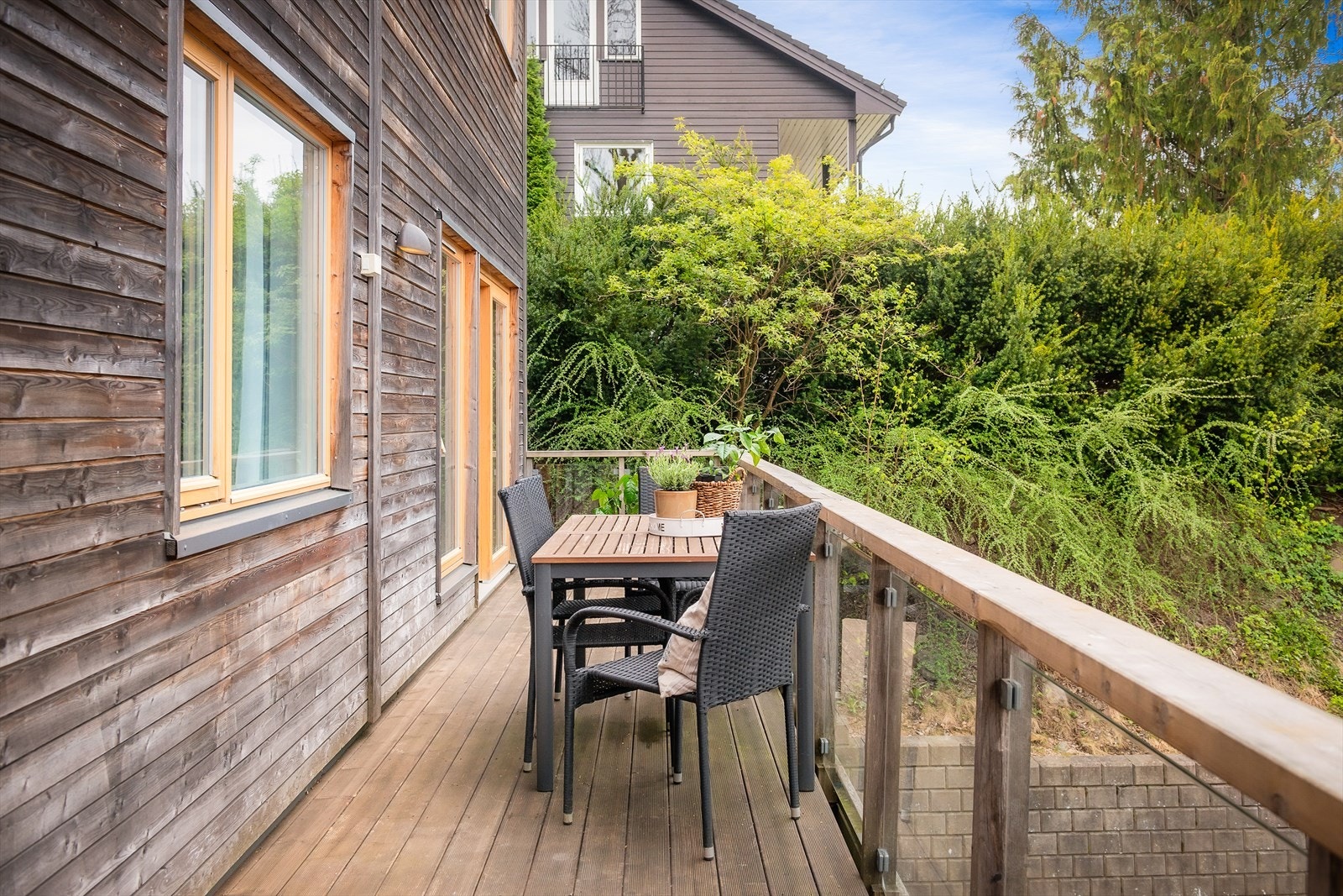 På verandaen har man ettermiddags- og kveldssolen. Galleribilde