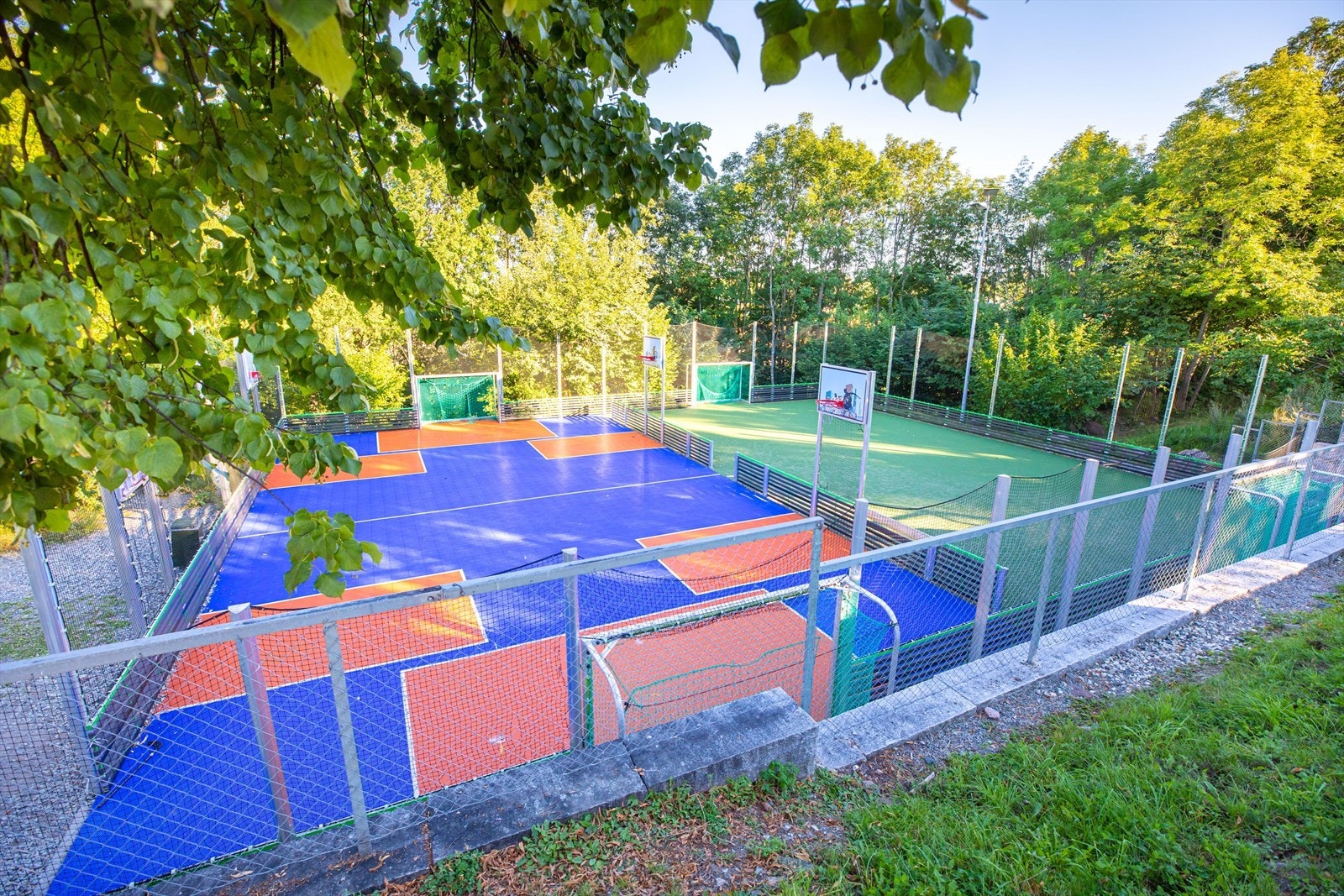 Vettre Skole har fine lekeområder. Galleribilde