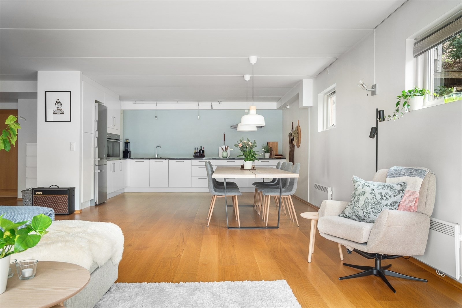 Strai kjøkkeninnredning med hvite slette fronter fra byggeår i 2009. Galleribilde