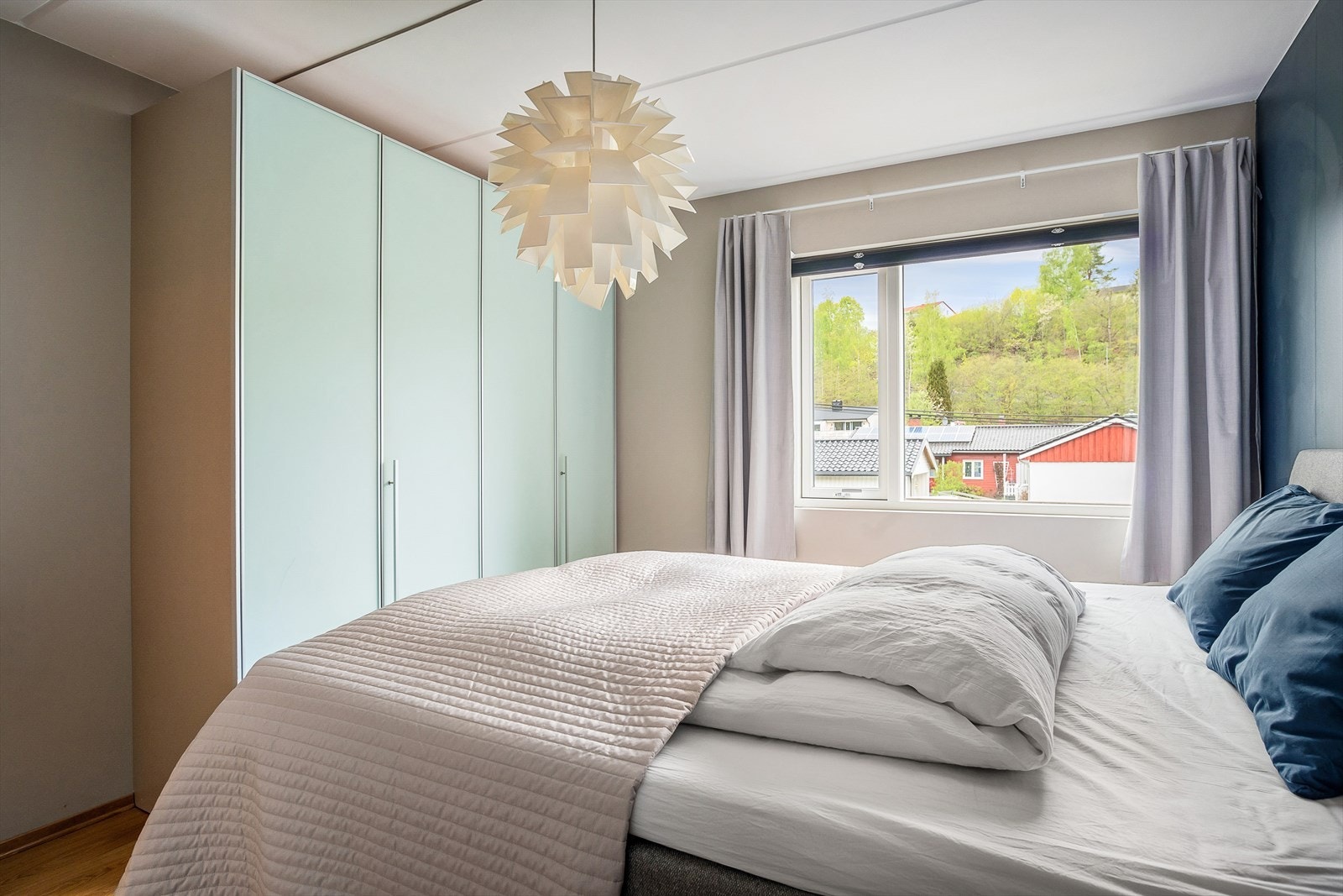 Hovedsoverommet har plass til dobbeltseng og det er montert garderobeskap fra gulv til tak langs den ene veggen. Galleribilde