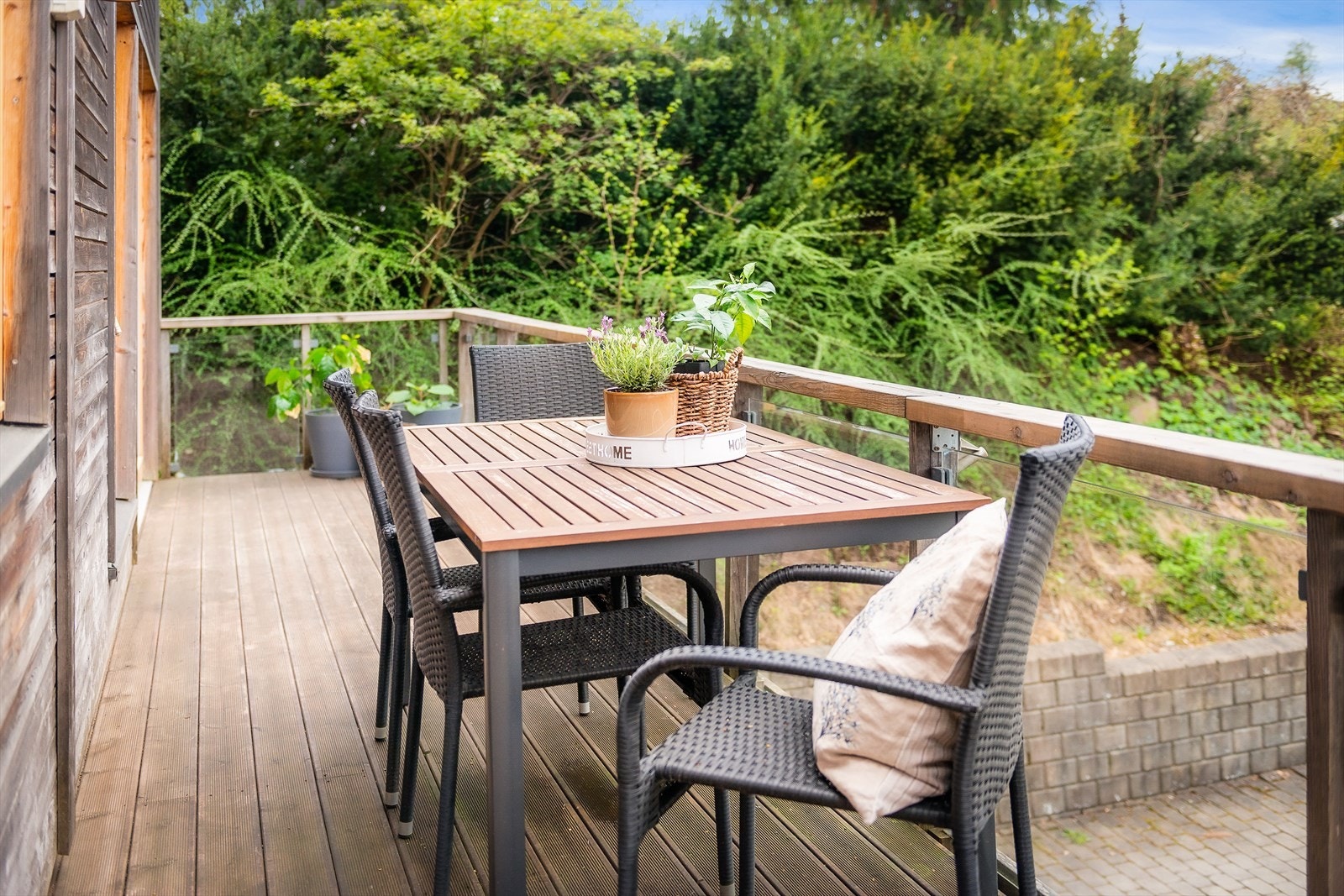 Verandaen er er belagt med terrassebord og har rekkverk av tre og glass. Galleribilde