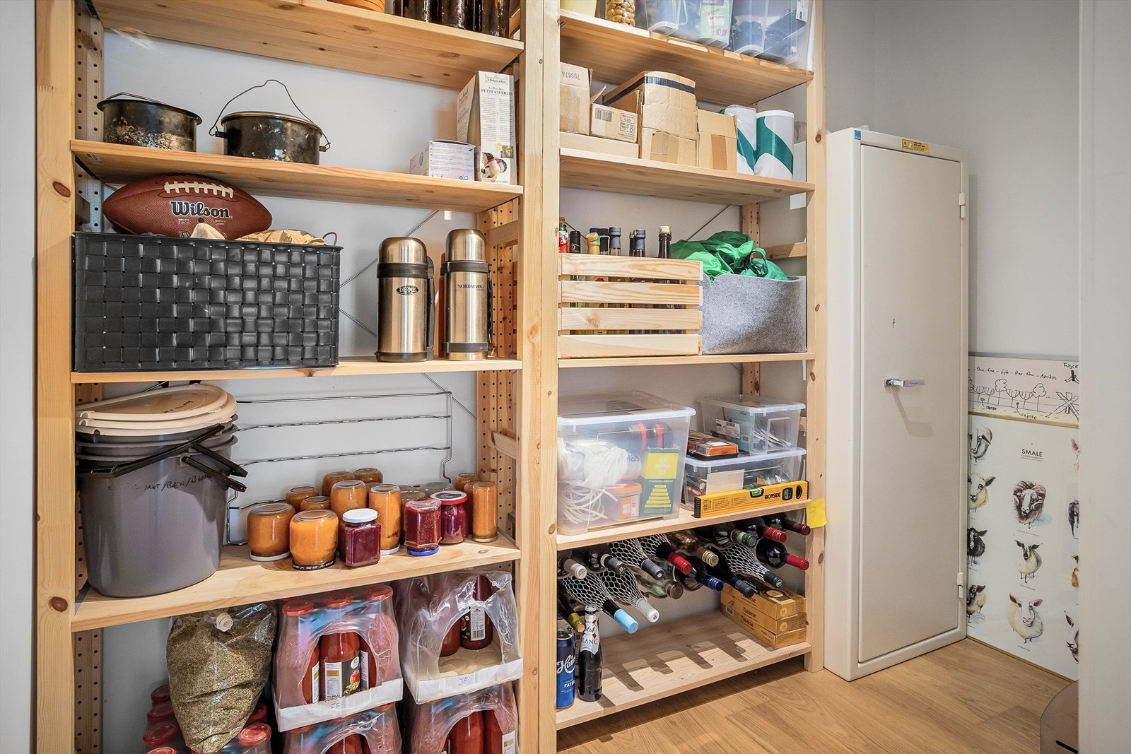 Det er etablert en bod mellom bad og kjøkken på ca. 5 kvm. Galleribilde