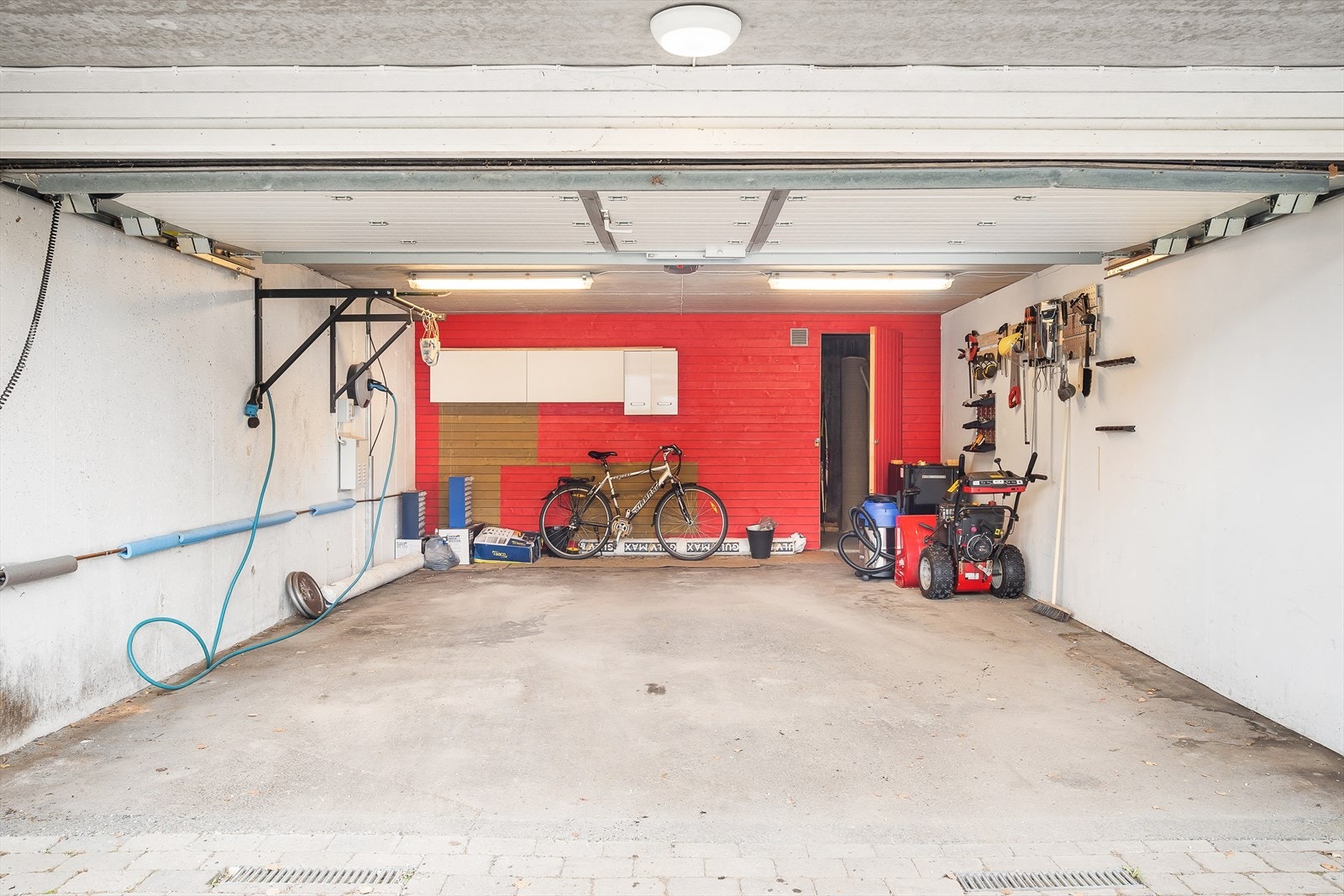 Leiligheten disponerer en dobbelgarasje med plass til 2 biler, samt tilliggende bod på ca. 10 kvm. Det er montert elbil-lader i garasjen. Galleribilde