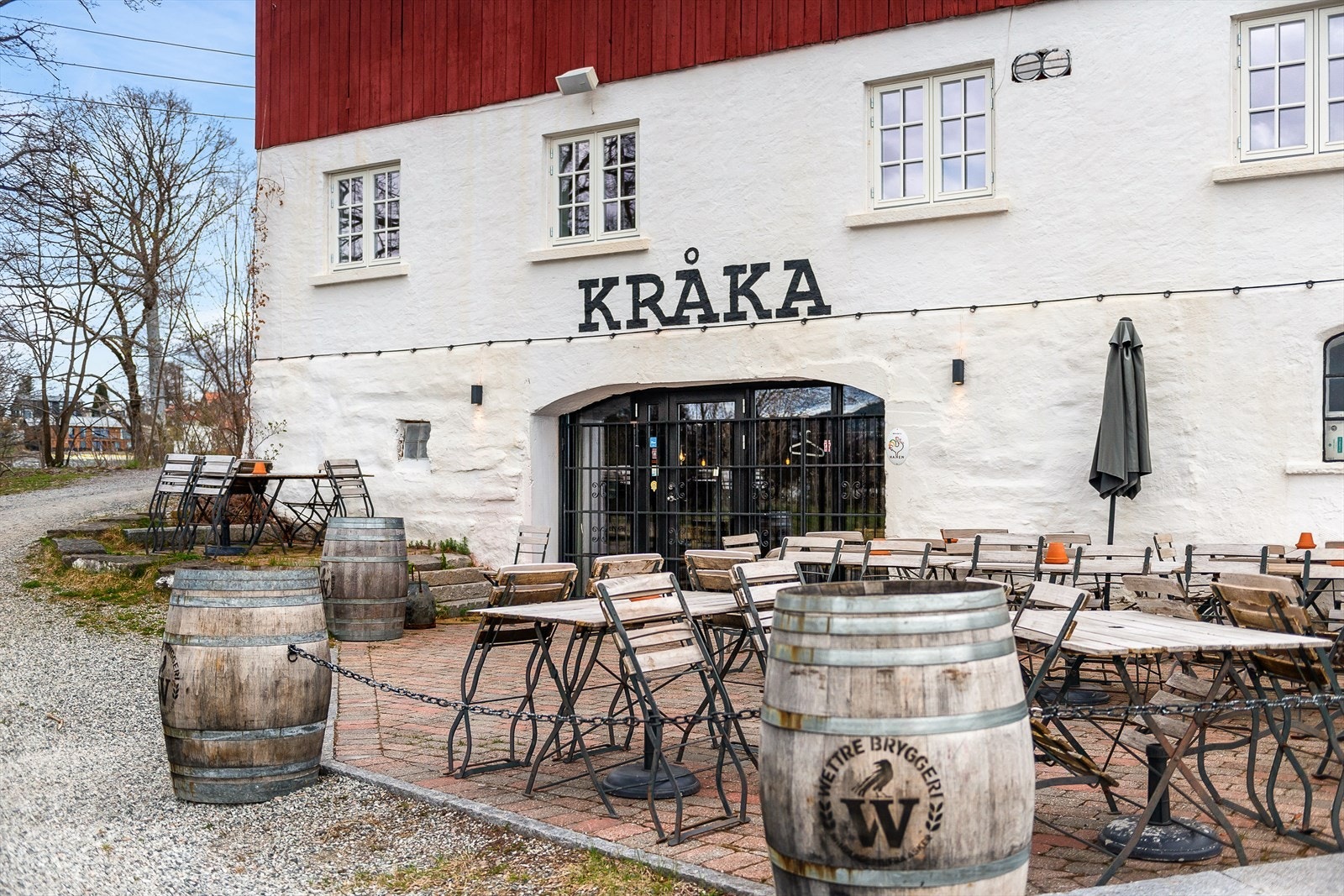 Kråka Pub, en del av Wettre Bryggeri. Puben er stort sett åpen på fredager i sesong og har bl.a. uteservering på sommerstid. Galleribilde