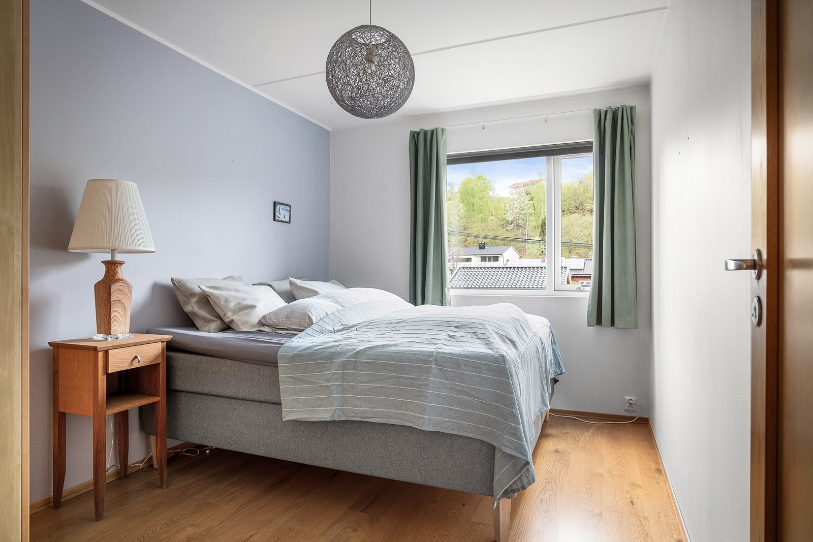 Det andre soverommet er perfekt til barnerom eller gjesterom. Her får du plass til dobbeltseng evt. enkeltseng kombinert med et eventuelt skrivebord til skoleeleven. Galleribilde