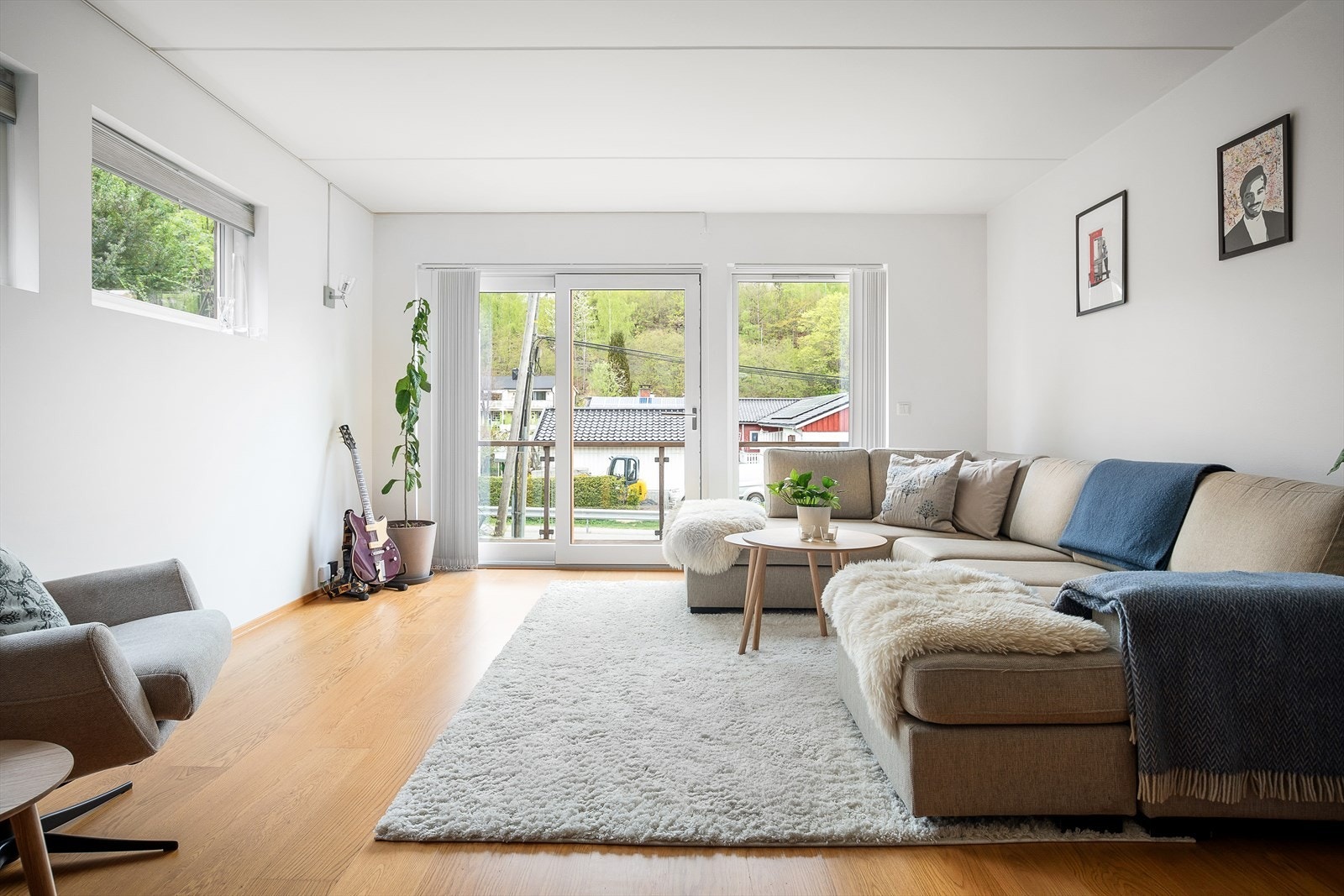 Store vindusflater som slipper inn godt med naturlig lys. Galleribilde