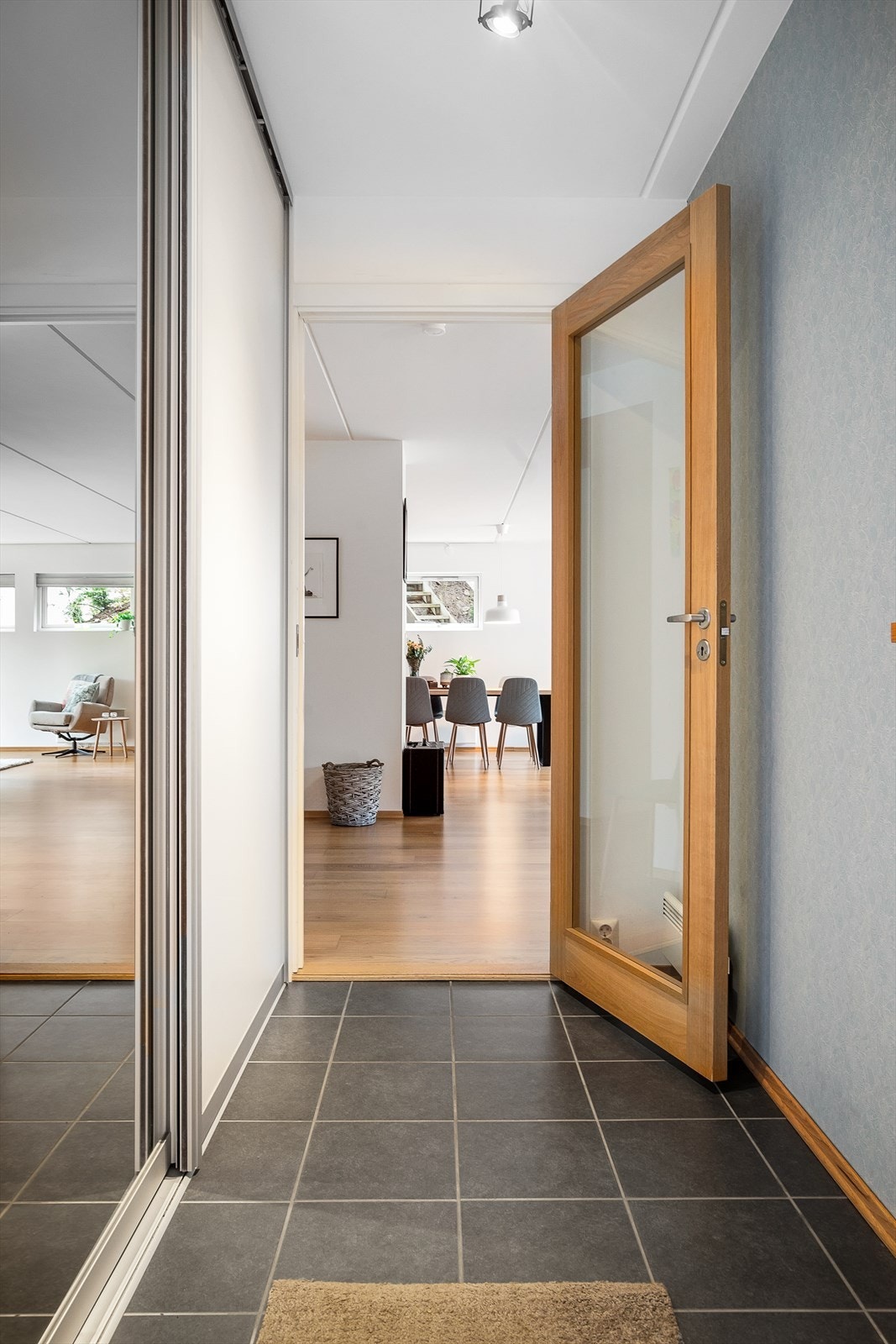 Entréen kan avstenges fra stuen med dør. Galleribilde