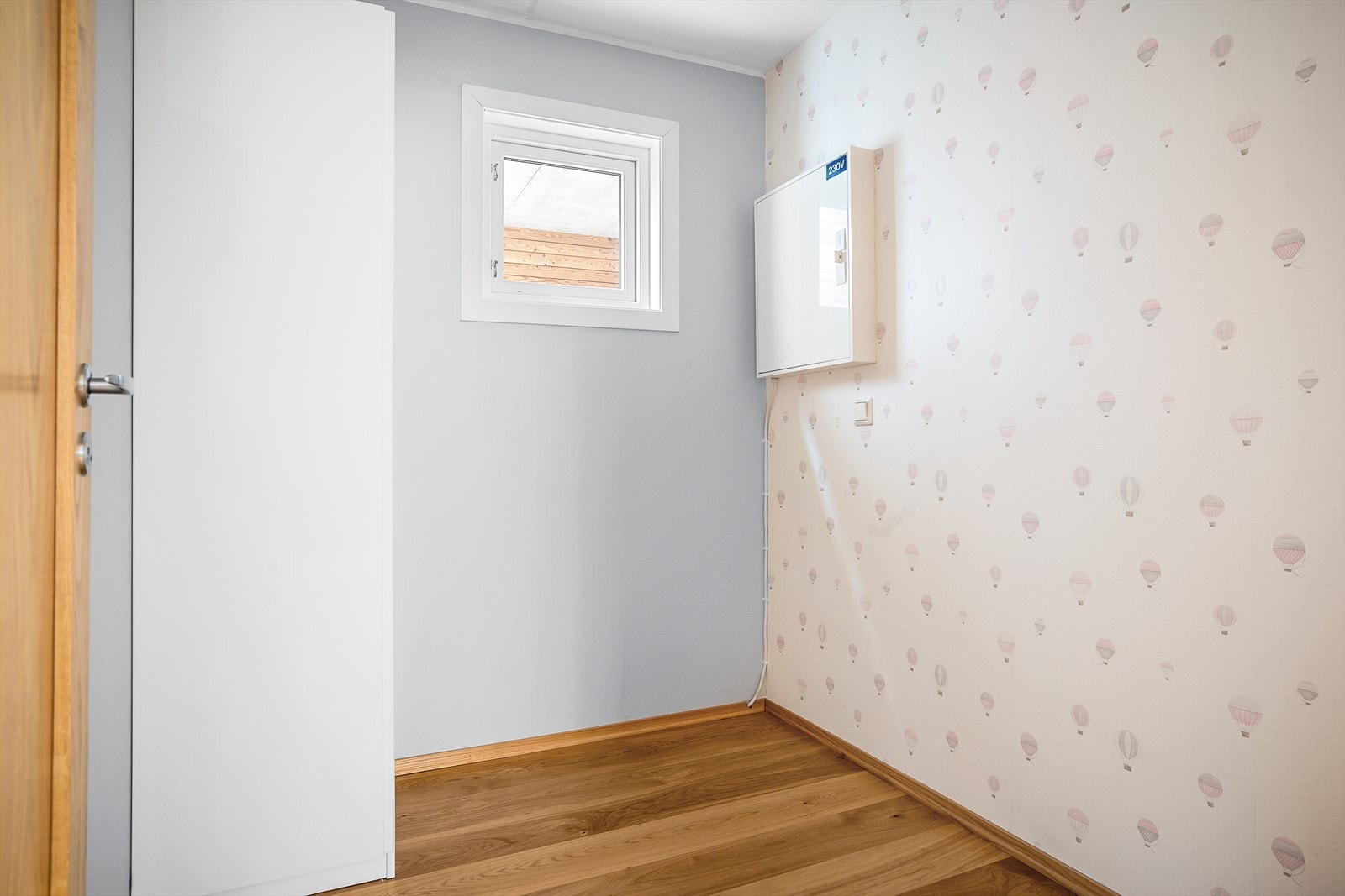 Den tidligere innvendige boden er i dag innredet til kontor. Det gjøres oppmerksom på at rommet ikke er godkjent for varig opphold. Se mer informasjon under pkt. ferdigattest/brukstillatelse i salgsoppgaven. Galleribilde