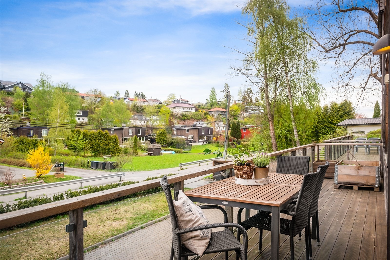 Leiligheten ligger fint plasser i 1. etasjen av 4-mannsbolig og disponerer egen stor dobbelgarasje med lagringsbod i bakkant. Galleribilde