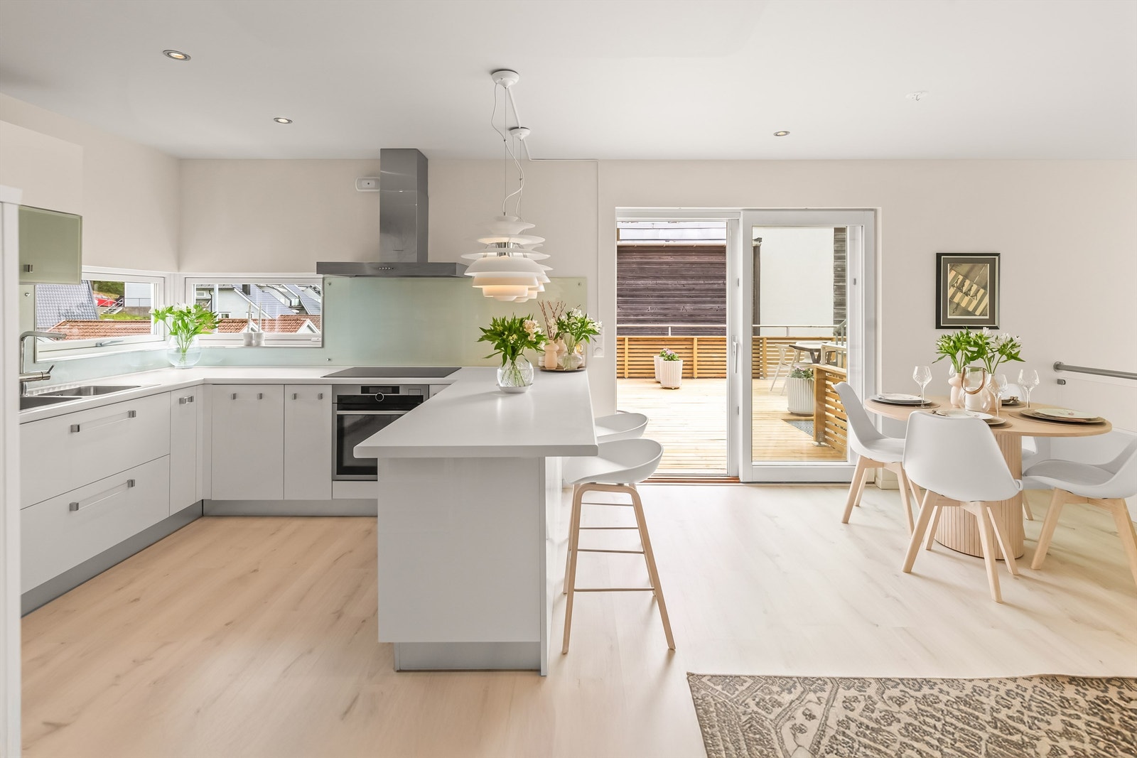 Fra kjøkkenet er det utgang til en fin skjermet og usjenert takterrasse på 37 kvm. som har blitt benyttet flittig av tidligere eiere. Galleribilde