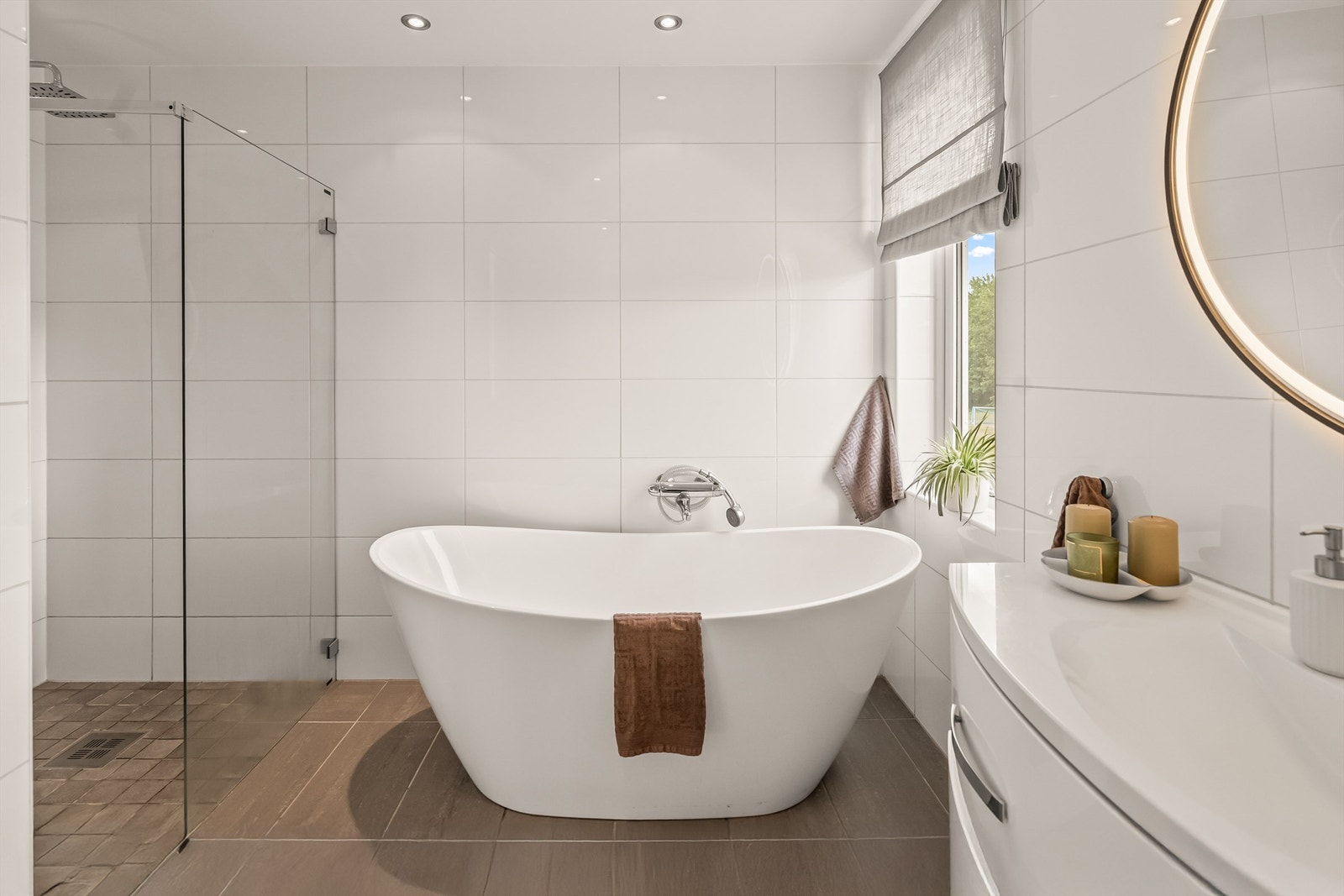 Hovedbad har både badekar og dusjnisje Galleribilde