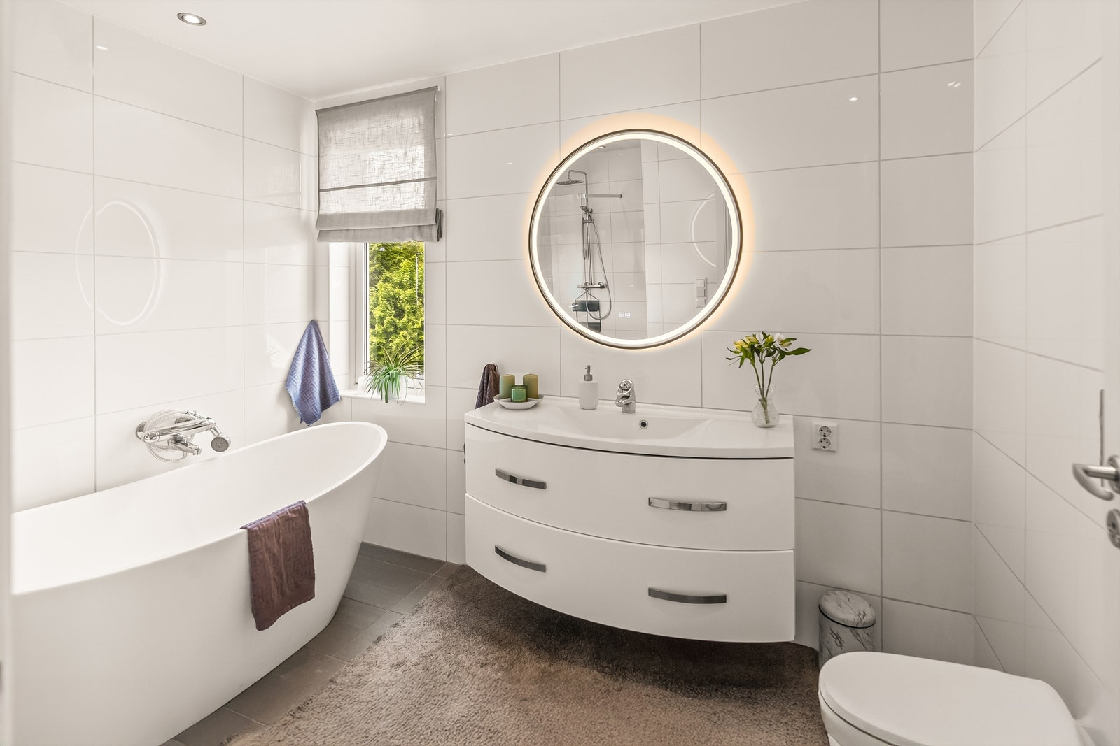 Tidsriktig og moderne innredet bad Galleribilde