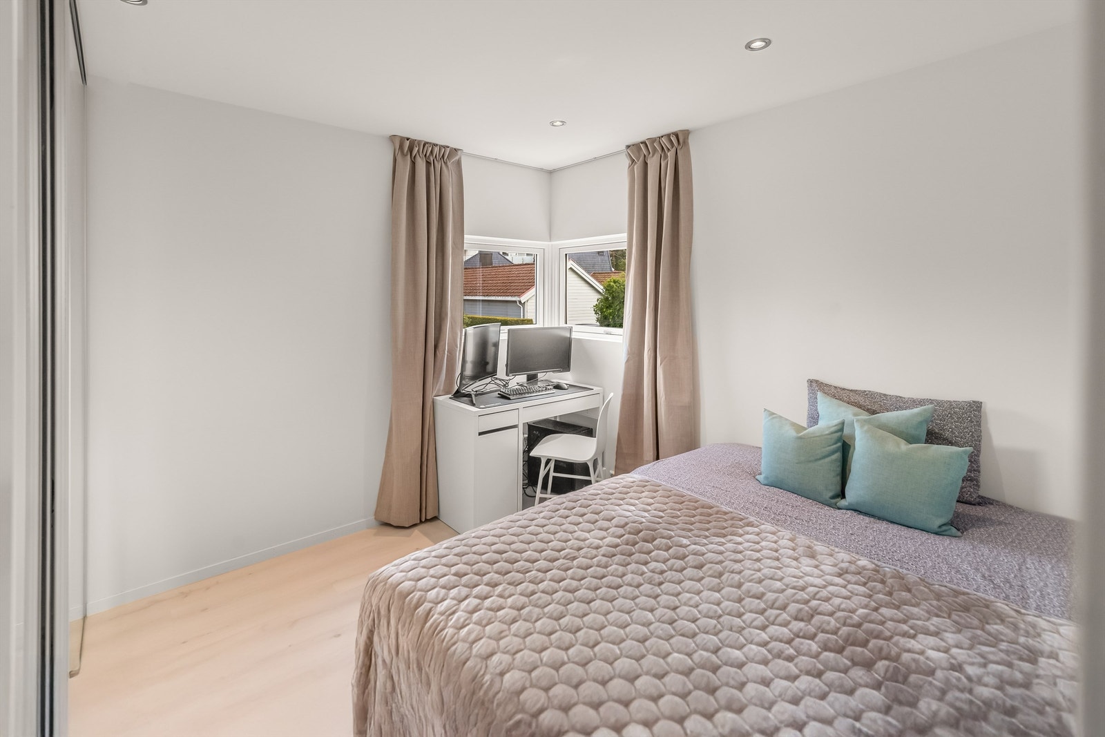 Boligen er innredet med 2 soverom i mellometasje Galleribilde