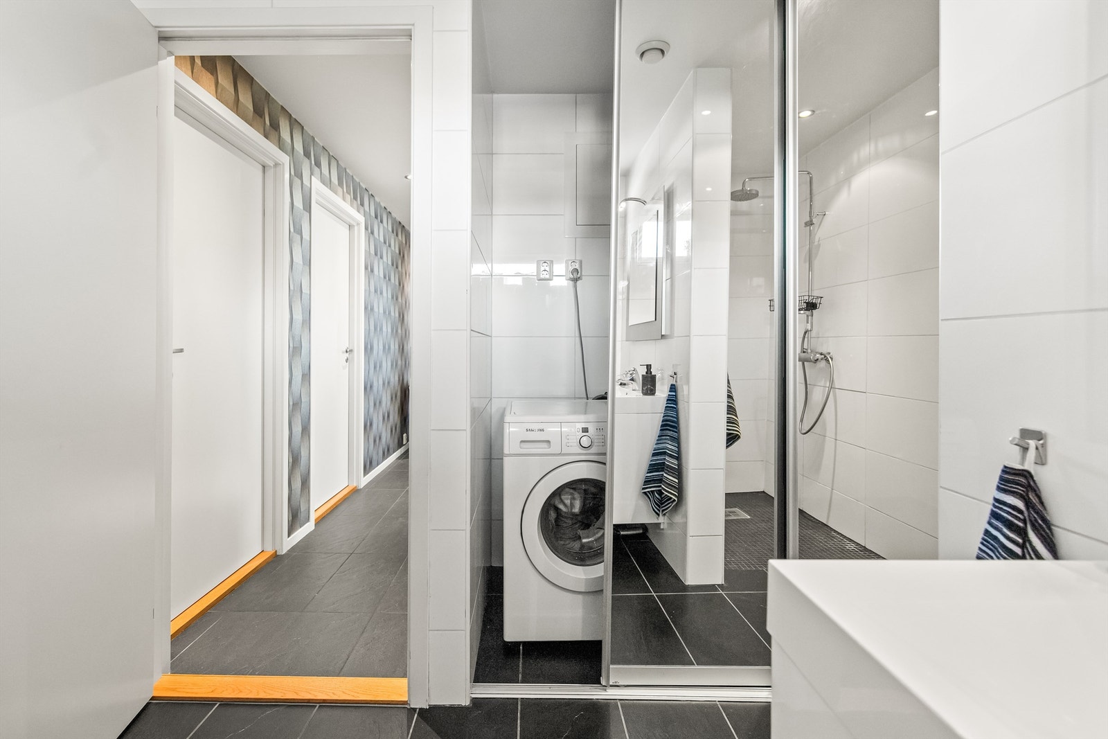Både praktisk og brukervennlig med skjult opplegg til vaskemaskin og tørketrommel Galleribilde