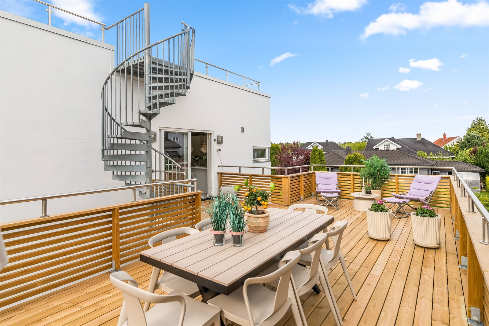 Stor takterrasse med adkomst til kjøkken Galleribilde