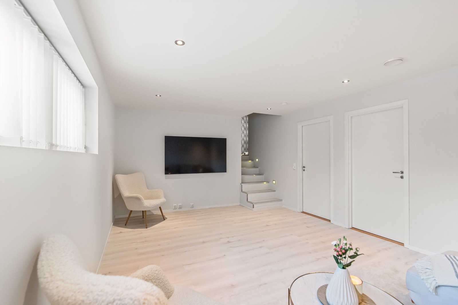 Boligen er fint tilpasset en aktiv barnefamilie da det er flere fine alternativer til både soverom og tv-stuer. Galleribilde