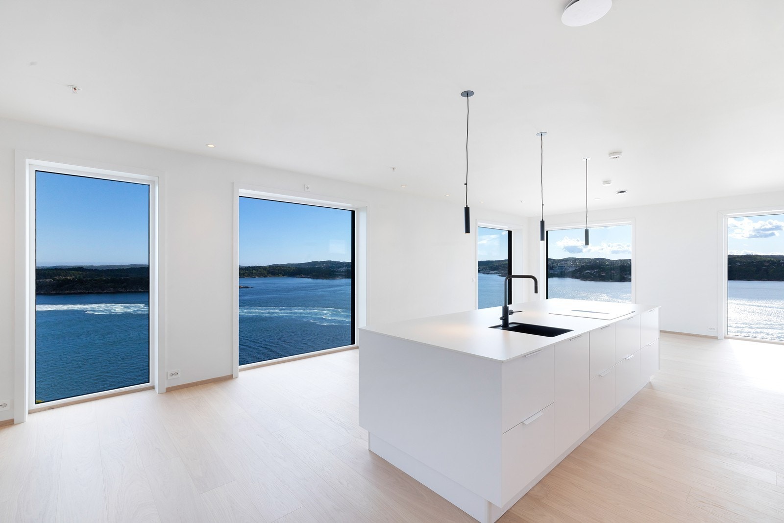 Leilighetens hovedrom består av en åpen stue- og kjøkkenløsning med store vindusflater som gir rikelig med naturlig lys. Galleribilde