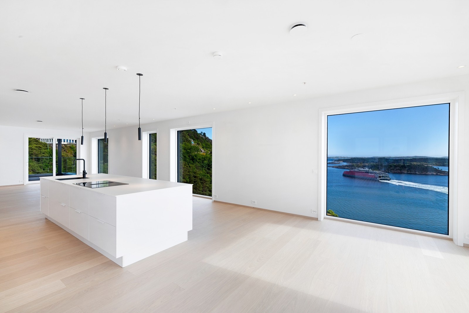 Solskjerming er installert på de fleste vinduene i hovedrommet. Galleribilde