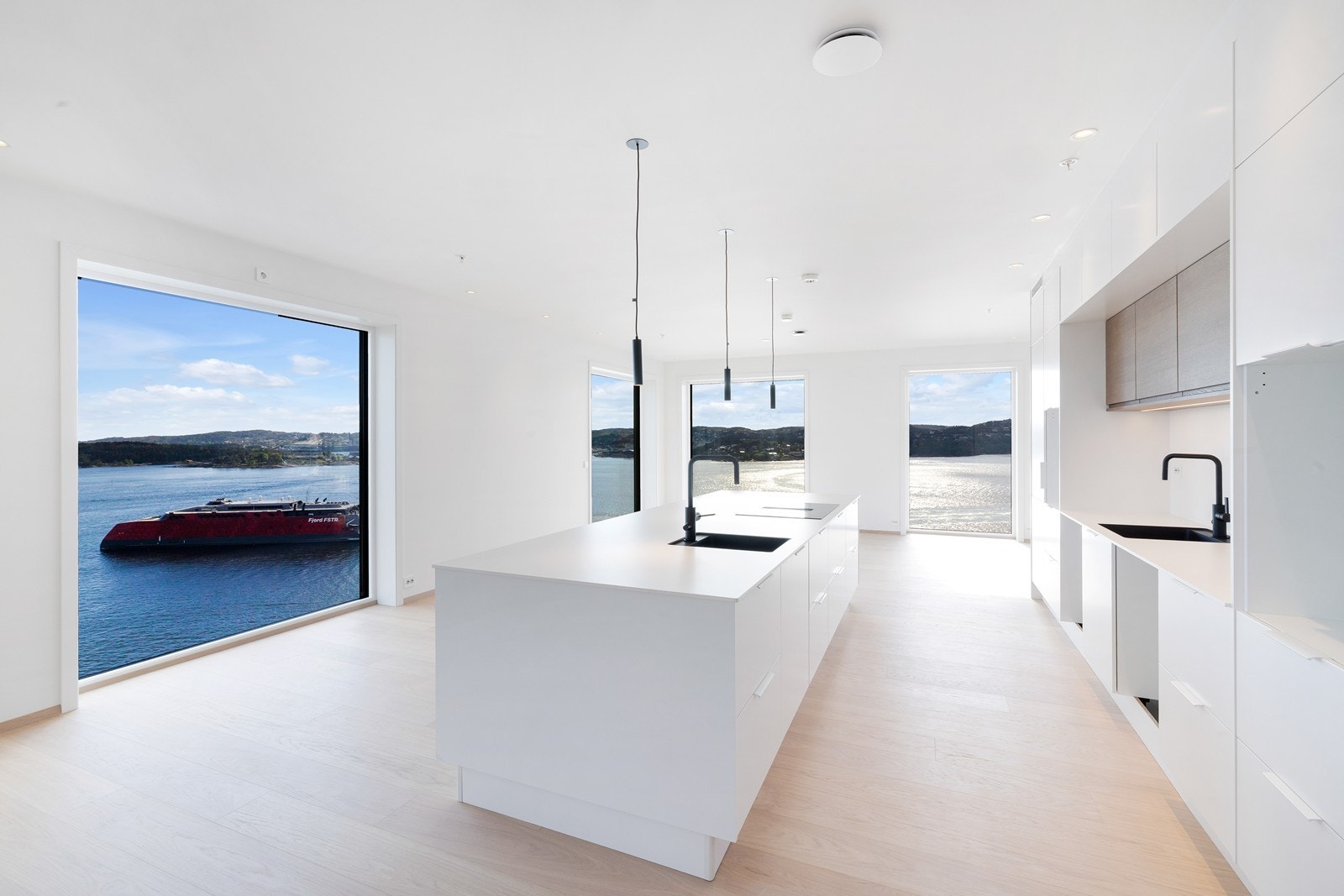 Beliggende i byggets femtende etasje, gir vinduene en følelse av at vannet går i ett med gulvet, med en nydelig utsikt som følger med Galleribilde