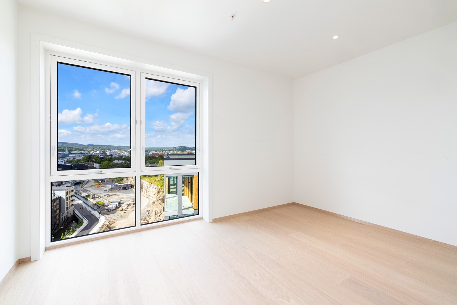 Tilknyttet gangen er det et to romslige soverom, som passer utmerket som kontor/ gjesterom/ barnerom. Galleribilde