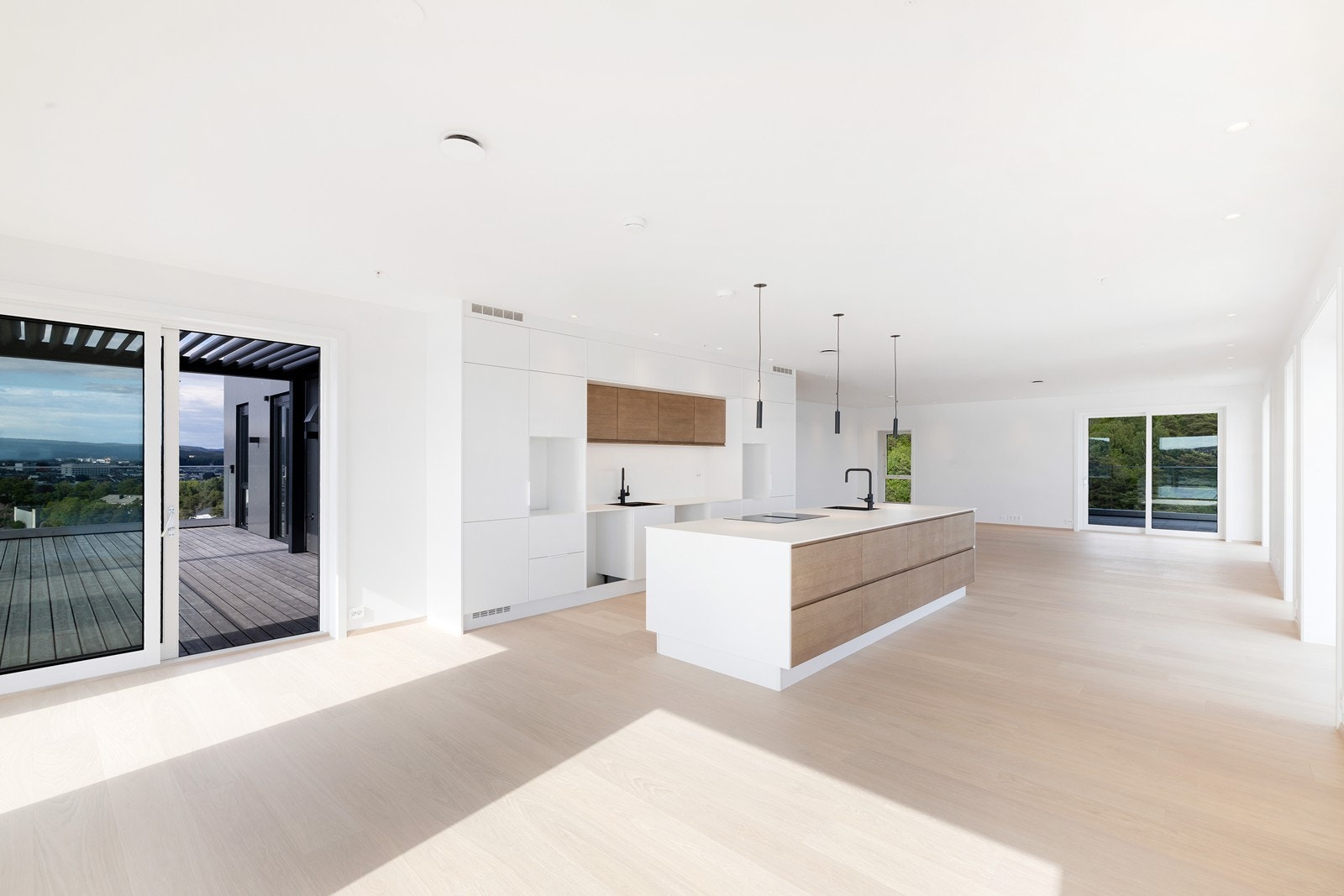 Fra stuen/kjøkkenet er det utgang til to terrasser, som tilbyr fantastiske solforhold, god plass til utemøblement og nydelig sjøutsikt Galleribilde