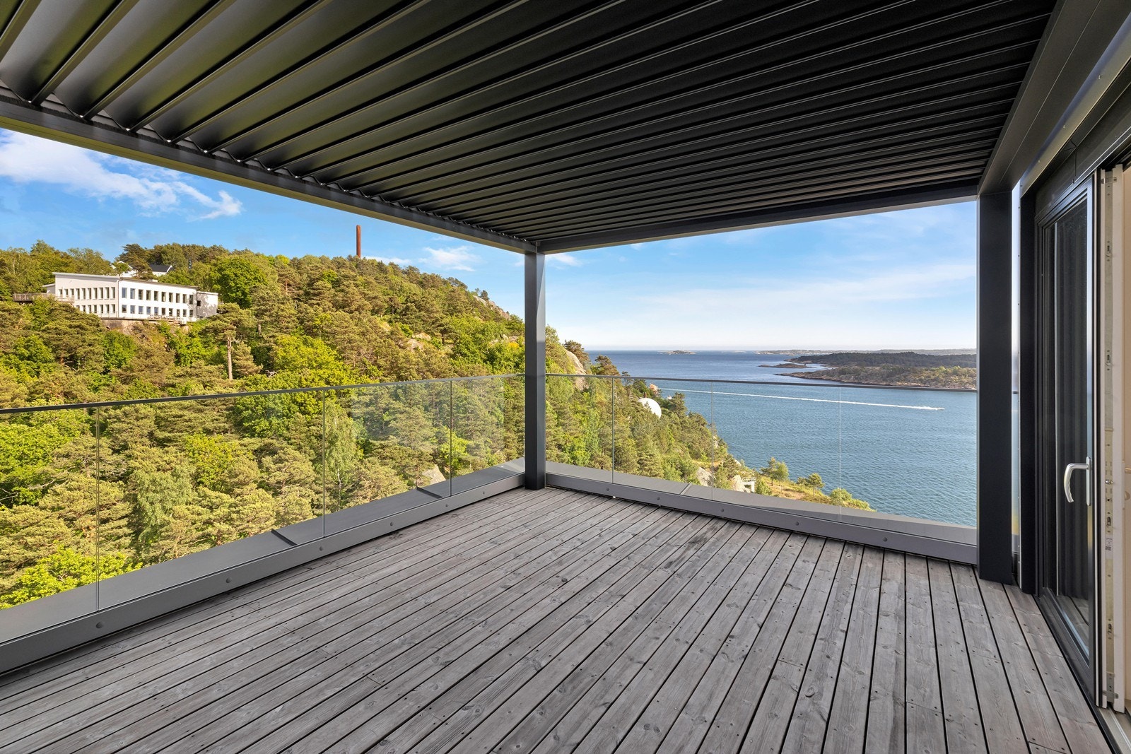 Leiligheten er gjennomgående med stor uteplass på hver ende. Elektrisk pergola er montert på begge. Galleribilde