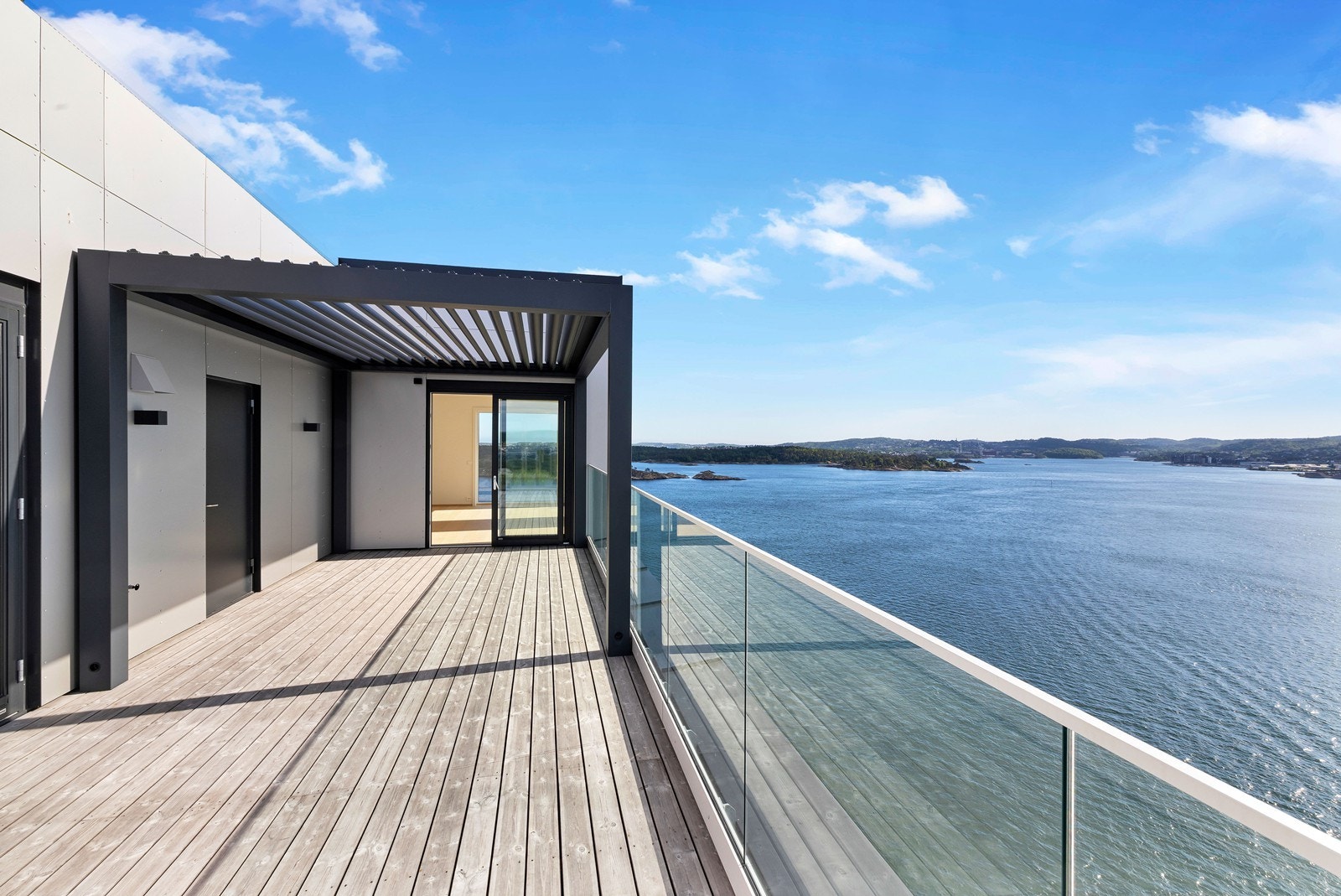 Elektrisk peegola er montert. Inngang til bod før utemøblement mm. Også adkomst til terrassen fra soverom II Galleribilde