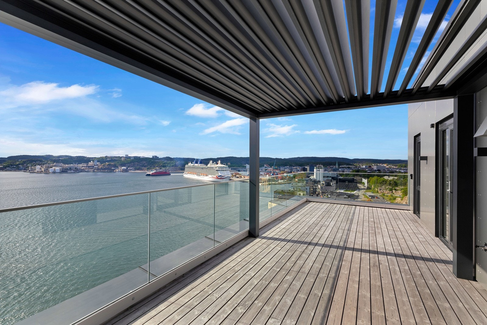 Eksklusiv, oppgradert toppleilighet med to store terrasser. Nydelig utsikt over sjø og by. Romslig p.plass. 22m² boder. Galleribilde