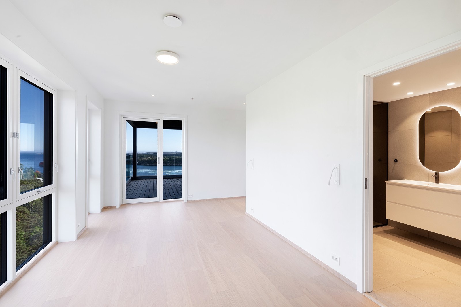 Fra stuen er det inngang til en privat avdeling med hovedsoverom og eget baderom, samt utgang til terrassen. Galleribilde