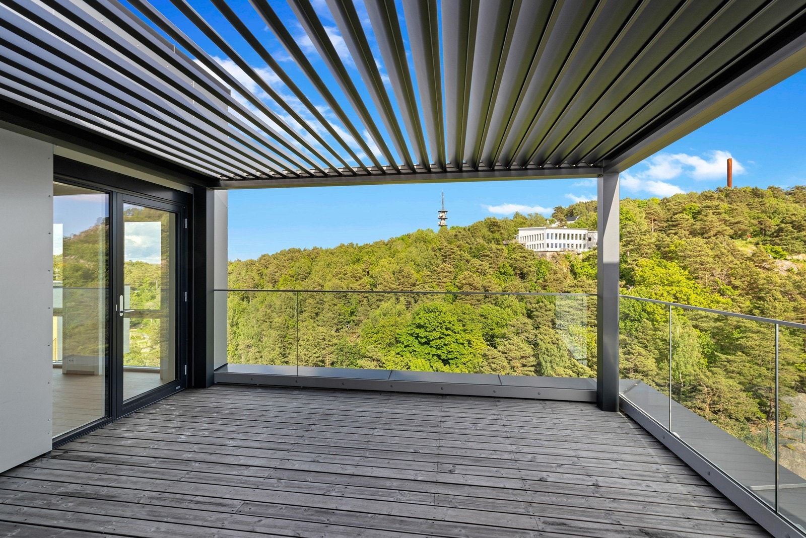 Terrasse II. Utgang fra hovedsoverom og stuen. Nydelig utsikt mot Odderøya og sjøen Galleribilde