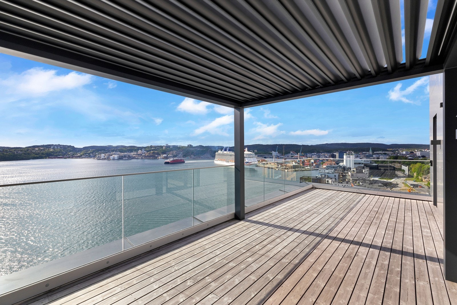 Nydelig utsikt mot sjø og by Galleribilde