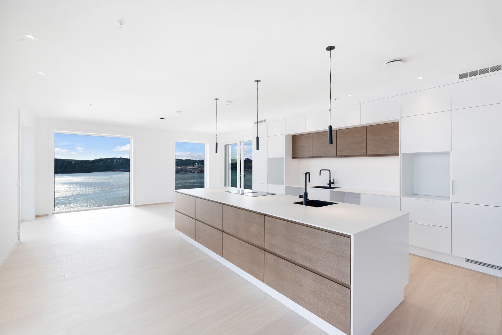 Steketopp med nedtrekk er montert i kjøkkenøy Galleribilde