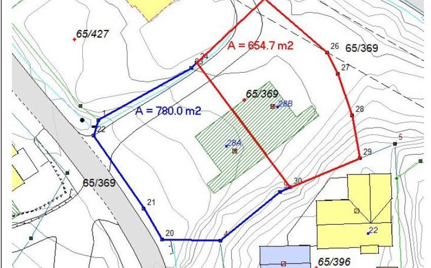 Tomten får et eget gnr/bnr. (Det er den som er stiplet med blå som er til salgs.) Galleribilde