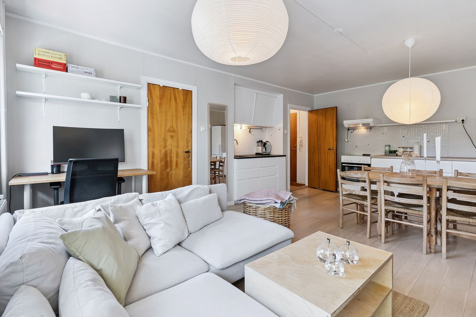 Det er god plass til både spisegruppe og sofa. Galleribilde