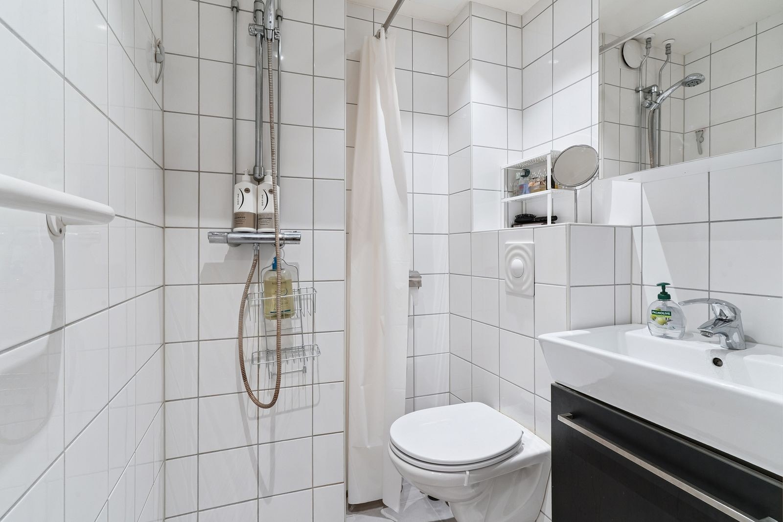 Pent flislagt bad med varme i gulv. Det er felles vaskeri i bygget. Galleribilde