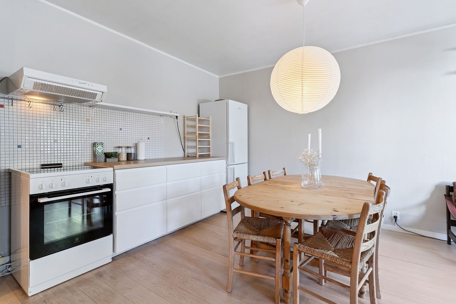 Åpen kjøkken/stue løsning. Boligen kan leies møblert med andre møbler enn de som fremkommer her. Galleribilde