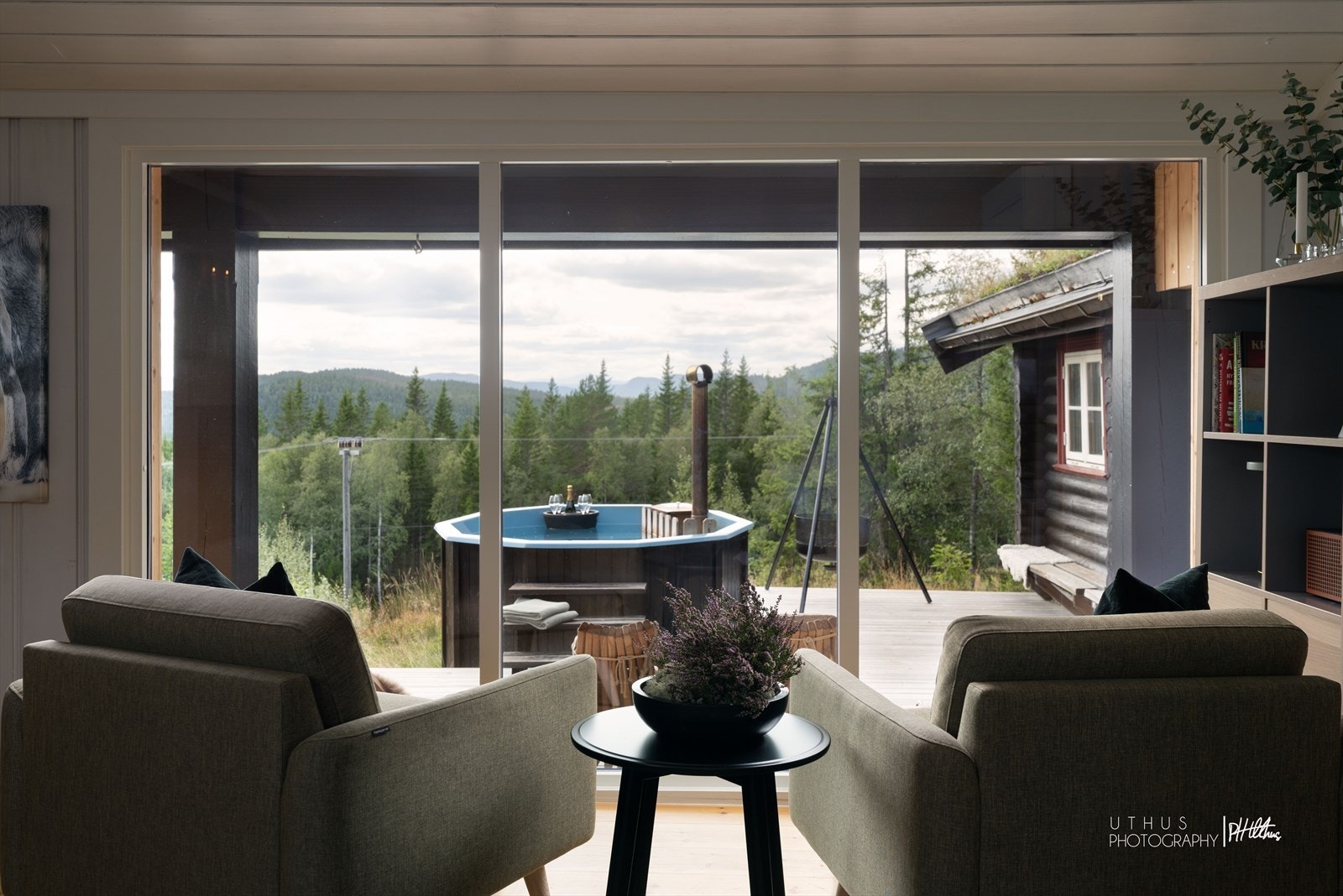 Fra stuen kan man nyte en super utsikt utover naturskjønne områder. Galleribilde